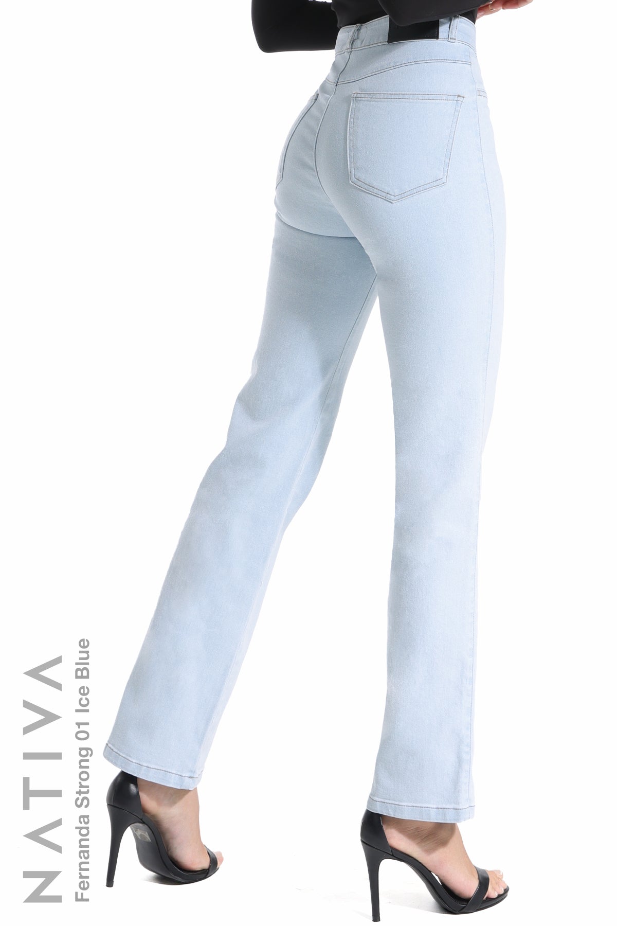 STRAIGHT JEANS, FERNANDA STRONG 01 ICE BLUE. Talle Alto. Con tejidos ESFD (Extreme Stretch Flattering Denim). Cintura Ajustable PERFECT FIT®